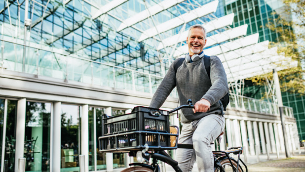 Blije oudere man op fiets in utrecht