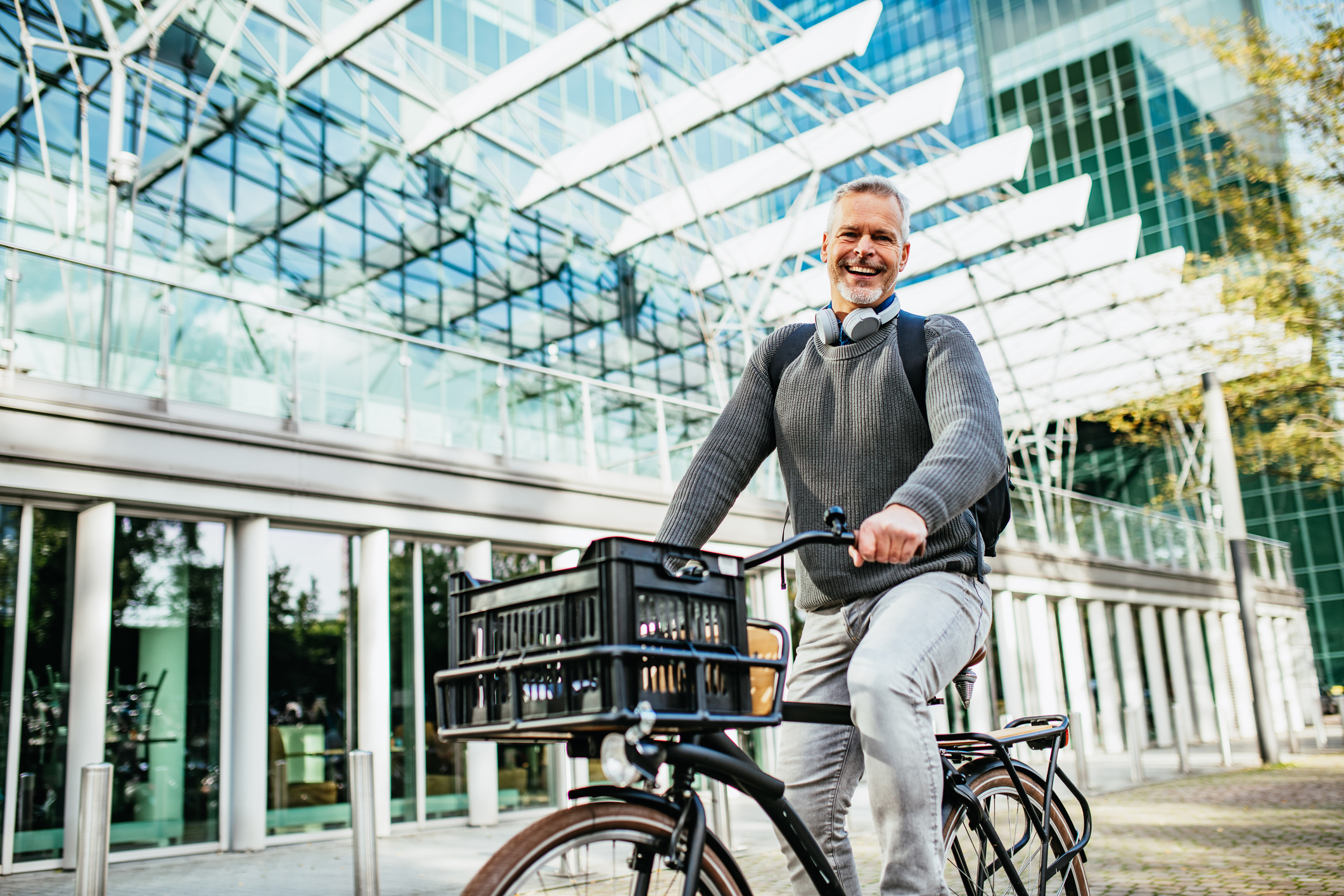 Blije oudere man op fiets in utrecht