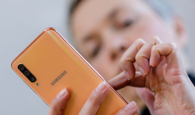 Vrouw met Samsung telefoon