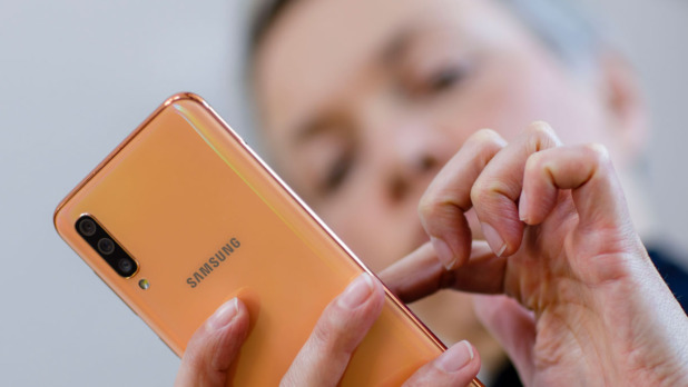 Vrouw met Samsung telefoon