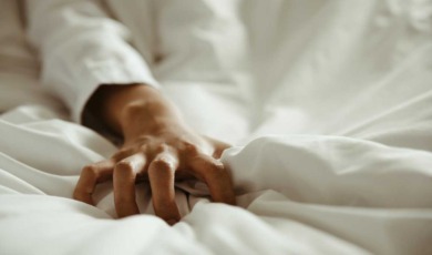 Hand verkrampt op bed