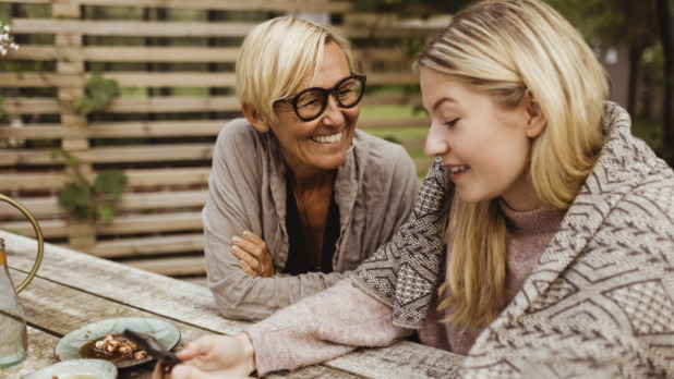 Vrouwen buiten aan tafel