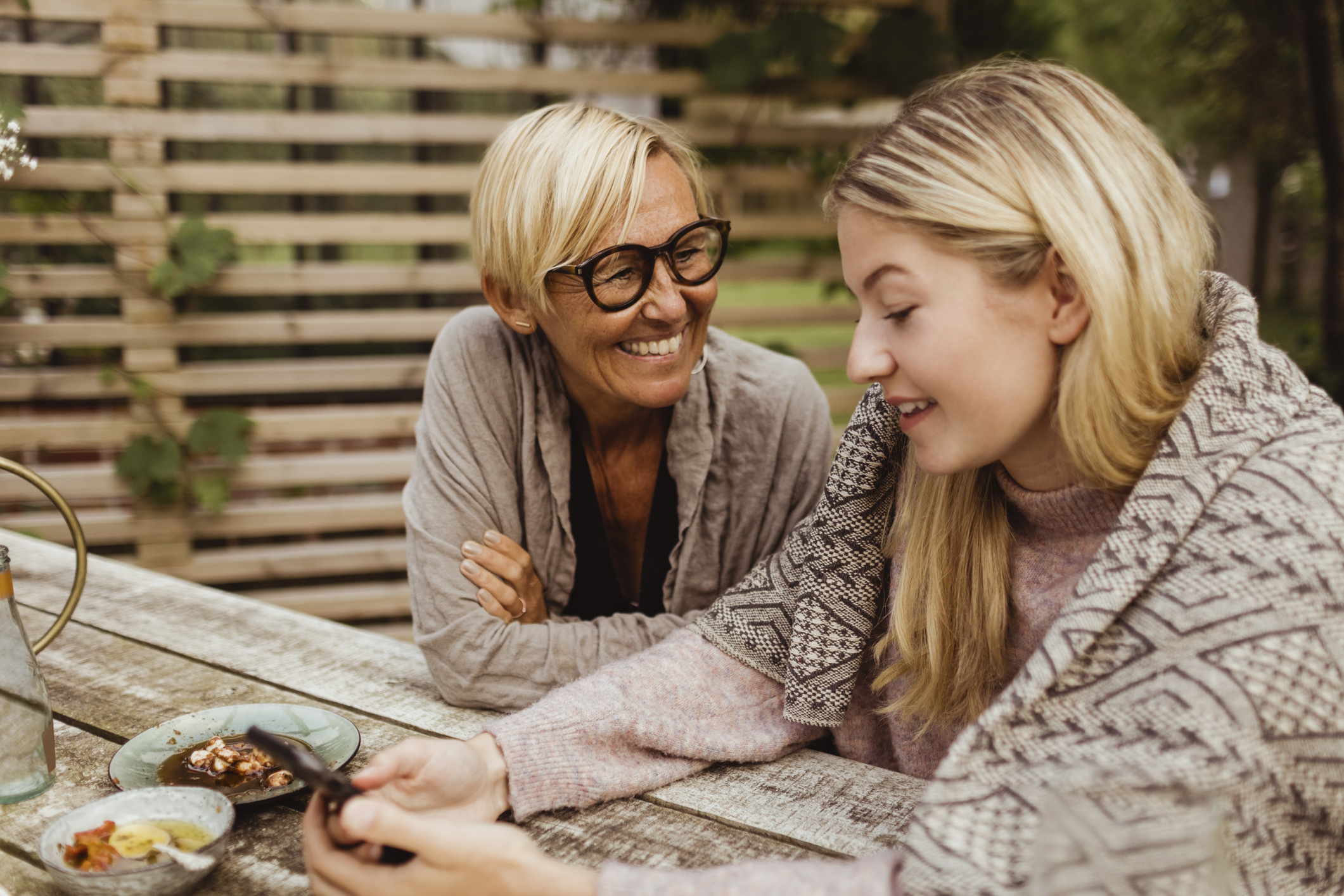 Vrouwen buiten aan tafel