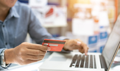 Man probeert met zijn bankpas een laptop geld te laten printen