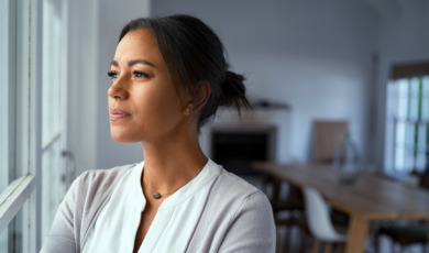 Vrouw kijkt bedachtzaam uit het raam