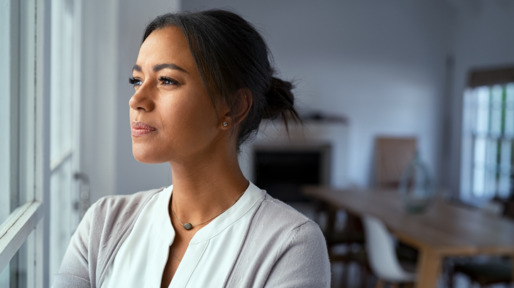 Vrouw kijkt bedachtzaam uit het raam