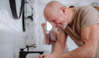 senior man met zwarte kraan