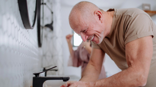 senior man met zwarte kraan