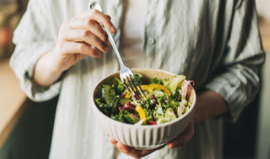 Vrouw met plantaardige salade