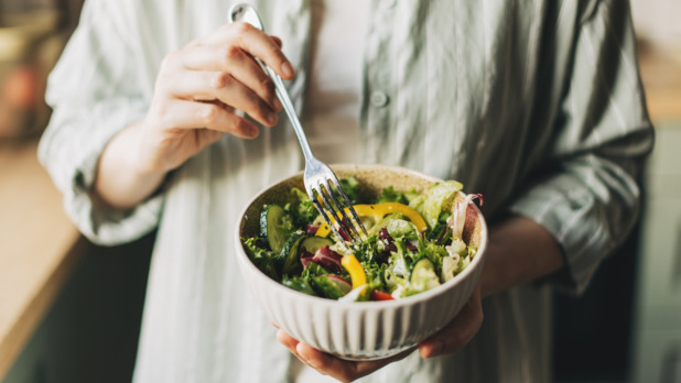 Vrouw met plantaardige salade