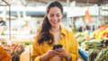Jonge vrouw met smartphone