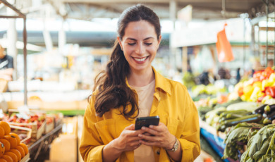 Jonge vrouw met smartphone