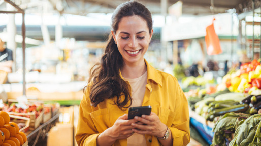 Jonge vrouw met smartphone