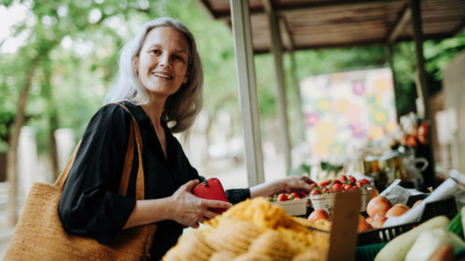 Oudere vrouw met grijs haar onderhandelt