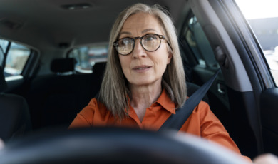 vrouw 50-plus rijdt auto