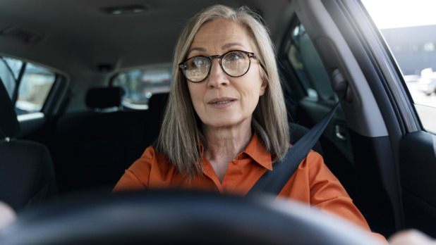 vrouw 50-plus rijdt auto