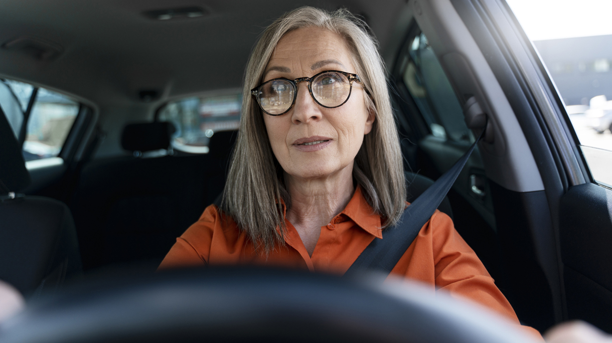 vrouw 50-plus rijdt auto