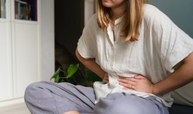 Vrouw met buikpijn door obstipatie