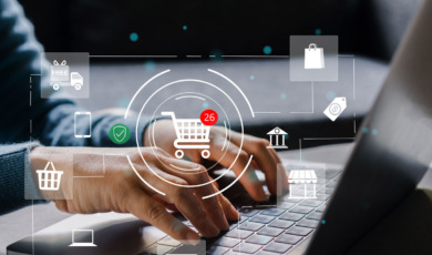 Man is aan het online shoppen