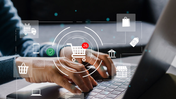 Man is aan het online shoppen