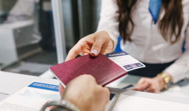 Paspoort overhandigen bij vliegbalie