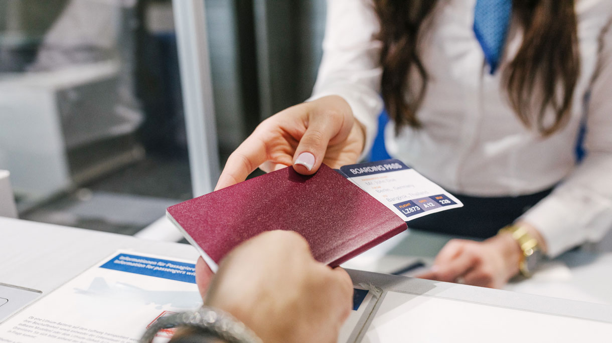 Paspoort overhandigen bij vliegbalie