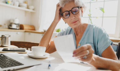 Vrouw met energierekening