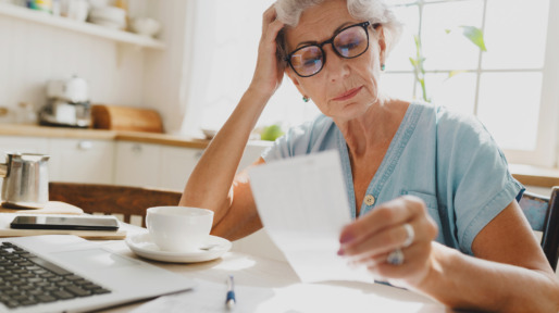Vrouw met energierekening