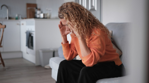 vrouw heeft last van duizeligheid