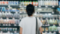 Vrouw in supermarkt