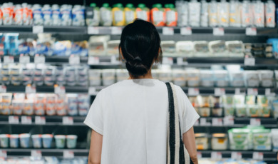 Vrouw in supermarkt