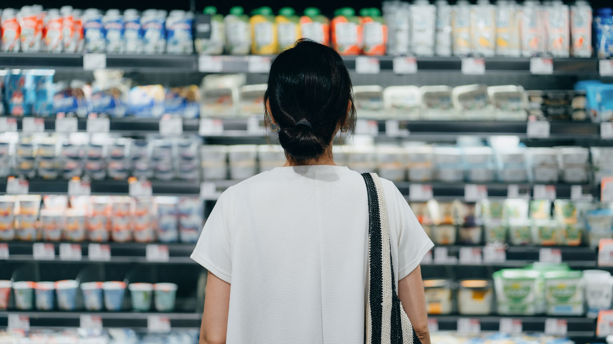 Vrouw in supermarkt