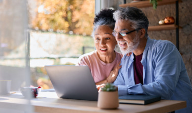 Stel samen achter laptop in hun woonkamer