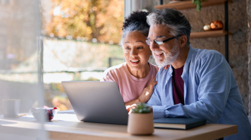 Stel samen achter laptop in hun woonkamer