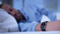 Man slaapt met smartwatch