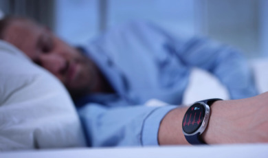 Man slaapt met smartwatch