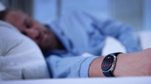 Man slaapt met smartwatch
