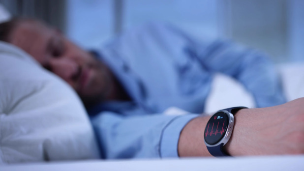 Man slaapt met smartwatch