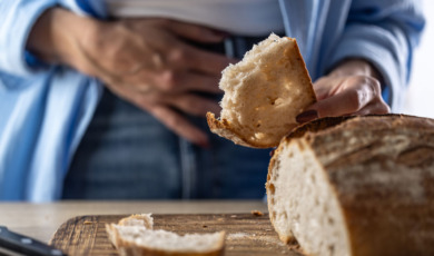 Vrouw heeft last van gluten in brood
