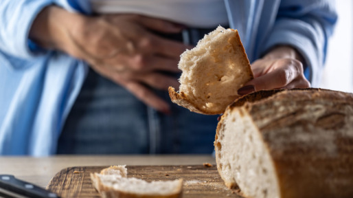 Vrouw heeft last van gluten in brood
