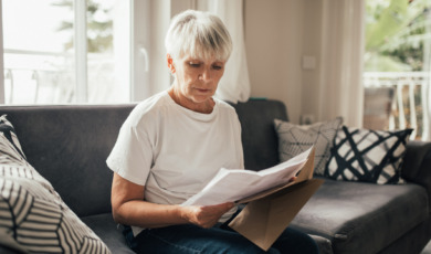 senior vrouw bekijkt brief