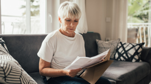 senior vrouw bekijkt brief