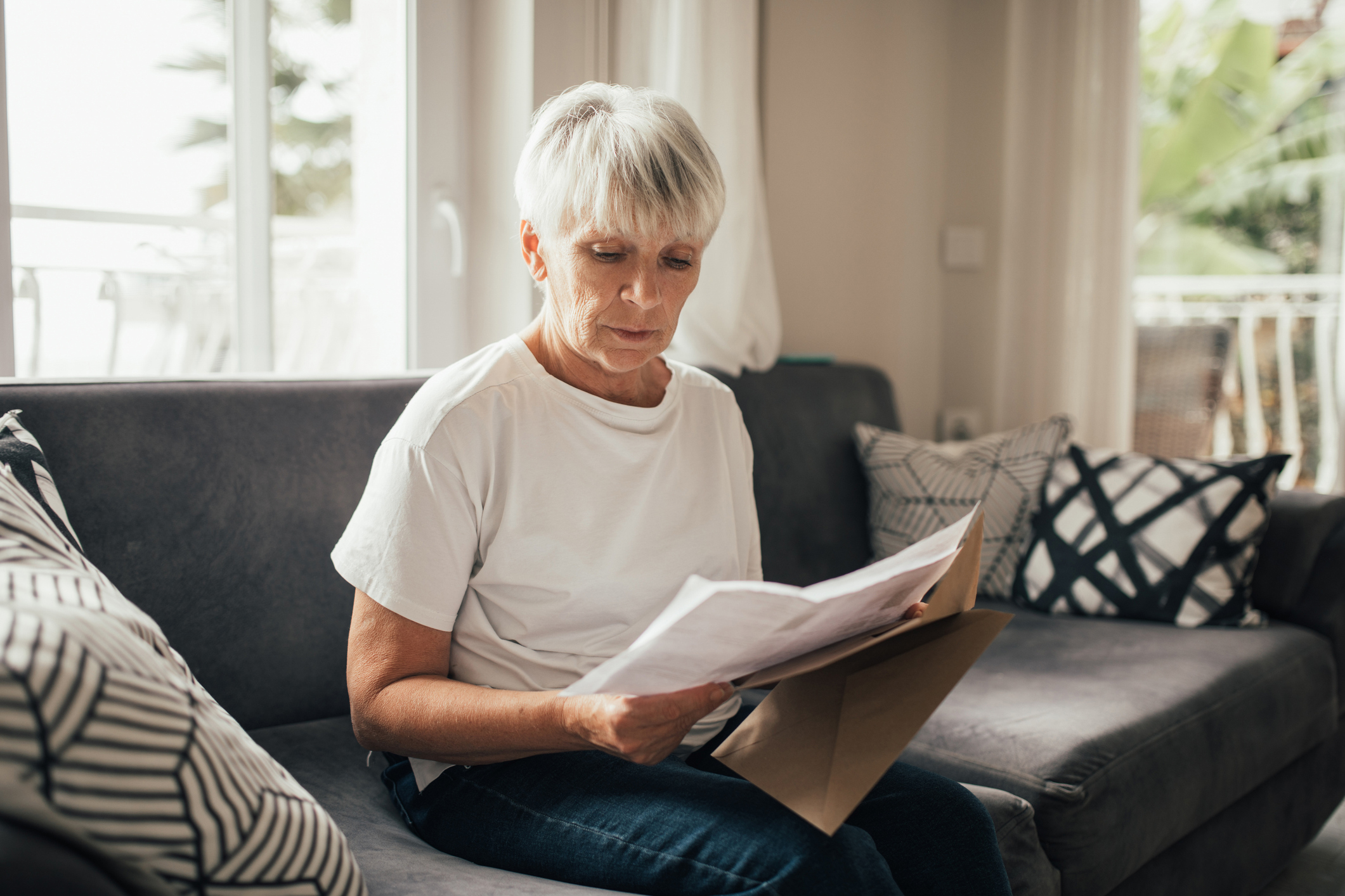 senior vrouw bekijkt brief