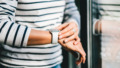 Vrouw checkt smartwatch