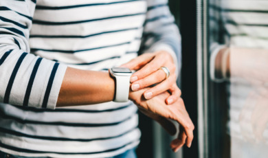 Vrouw checkt smartwatch