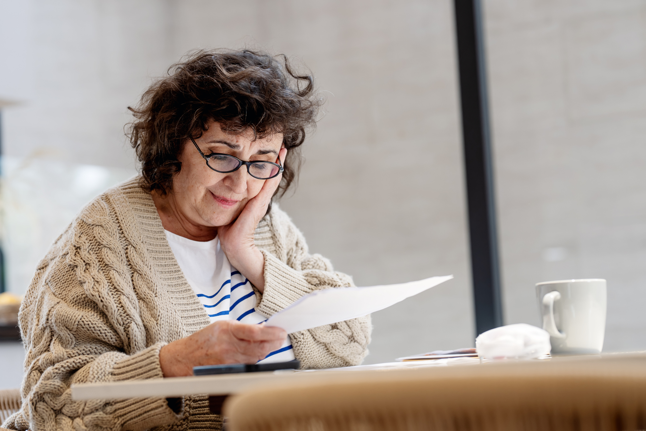 Vrouw doet berekeningen