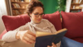 Vrouw leest boek