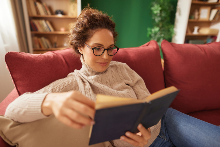 Vrouw leest boek