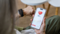 Vrouw checkt rusthartslag