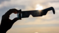 Eclipsebril in de zon